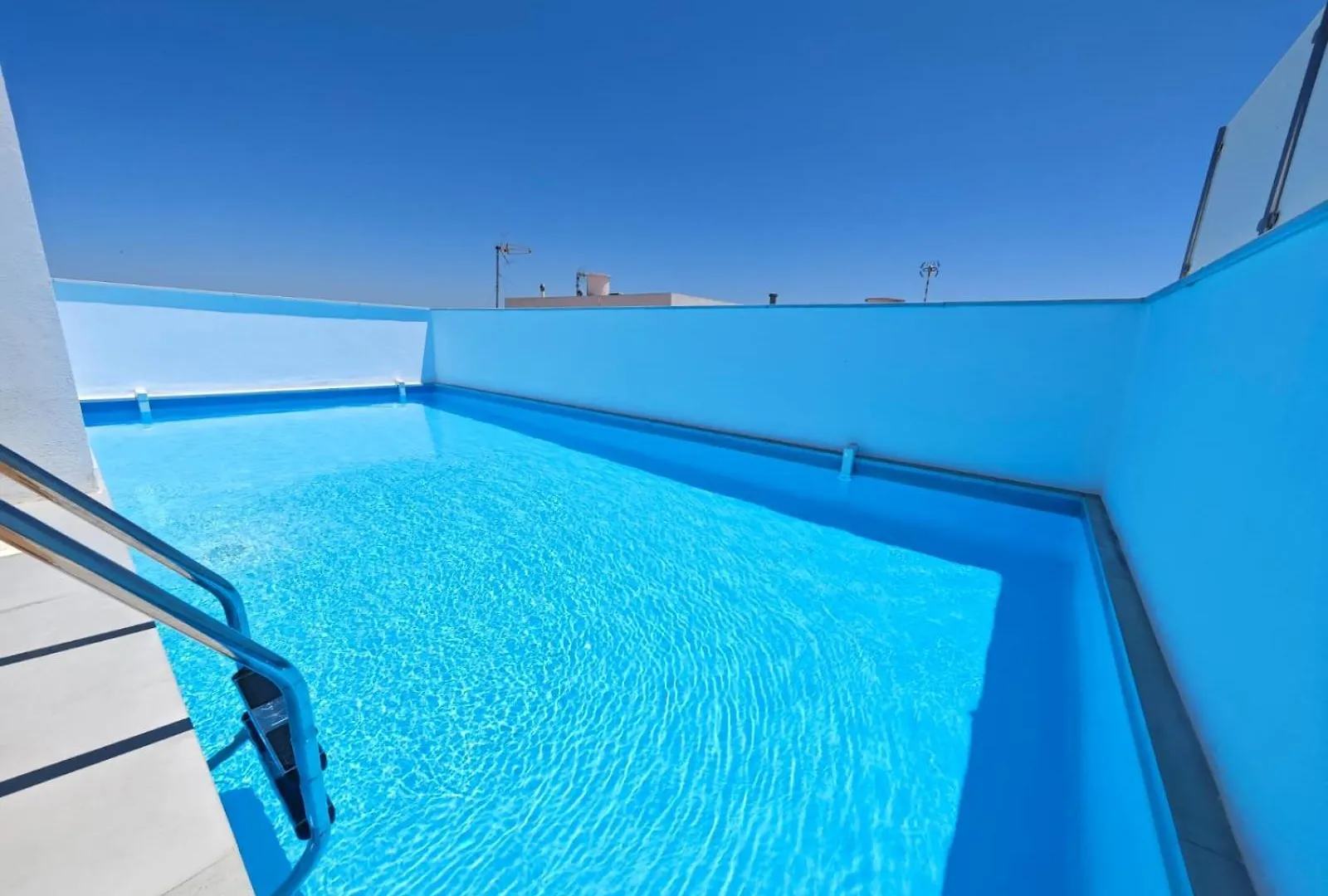 Apartamento A Estrenar En Planta Primera B Con Piscina contacts